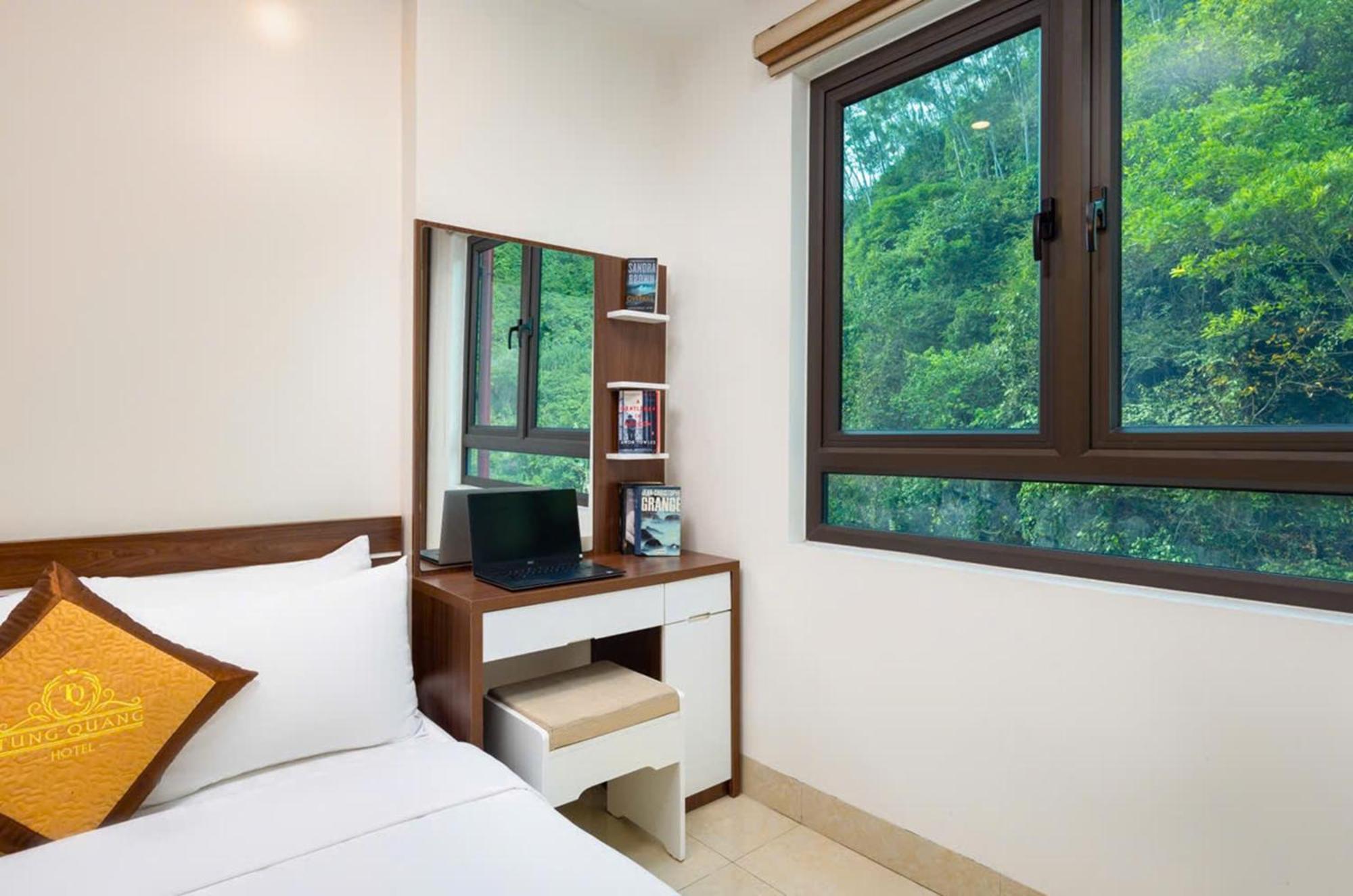 Tung Quang Hotel Dong Khe Sau Exterior photo